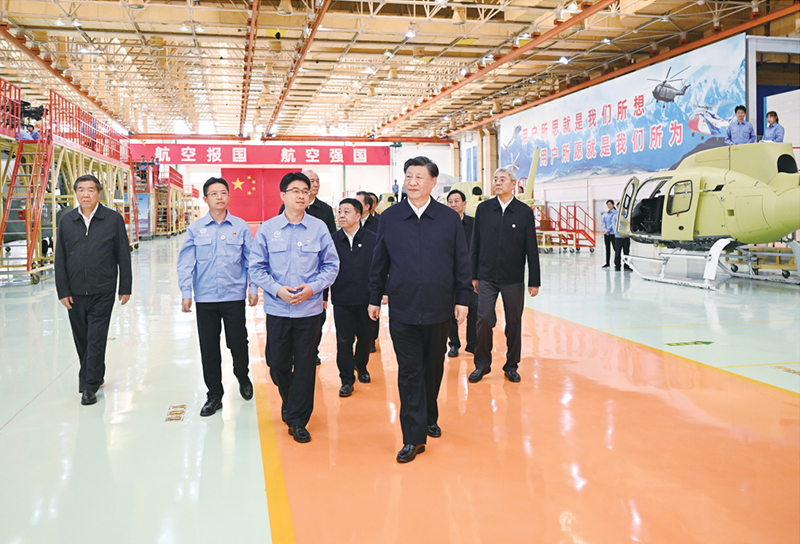 2023年10月10日至13日，中共中央总书记、国家主席、中央军委主席习近平在江西考察。这是11日上午，习近平在景德镇市昌河飞机工业（集团）有限公司考察。 新华社记者 燕雁/摄